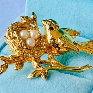 Avon "Mother's Nest" 1991 High Quality Gold-tone Mama and Nest with Faux pearls